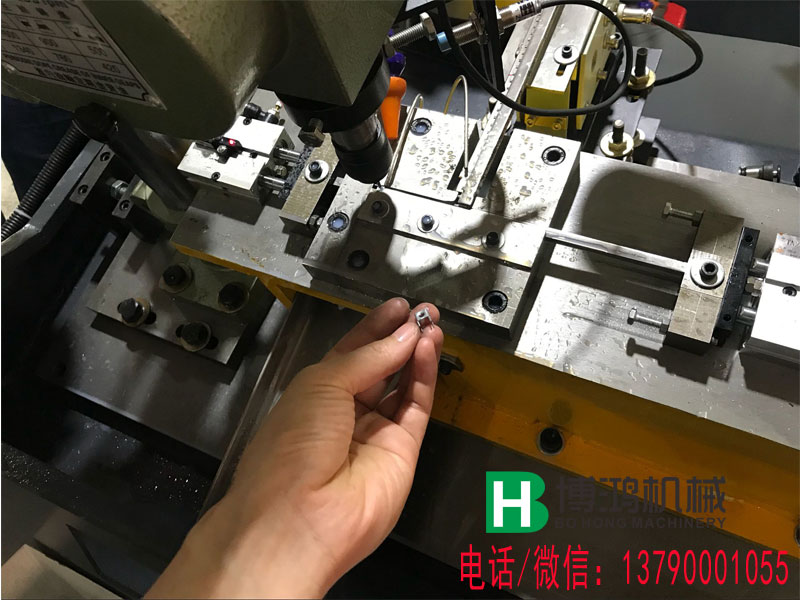 一款比較異形的沖壓五金件產(chǎn)品在全自動(dòng)攻絲機(jī)上實(shí)現(xiàn)自動(dòng)化運(yùn)作(有圖)